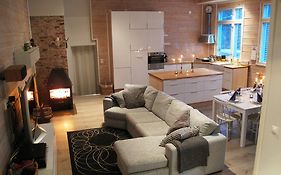 Wanha Koulu Tahko Unelma, 4mh, Palju, Sauna, Tupakeittiö, Wifi, Liikuntasali, RinteetSpaRavintola 6km, Lemmikit OK, Edukas
